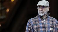 Mantan pemain sepak bola dan aktor Prancis, Eric Cantona, meninggalkan ruangan setelah menghadiri upacara pemakaman aktor Prancis-Denmark, Niels Arestrup, di luar Gereja Saint-Roch di Paris, pada 10 Desember 2024. (STEPHANE DE SAKUTIN/AFP)