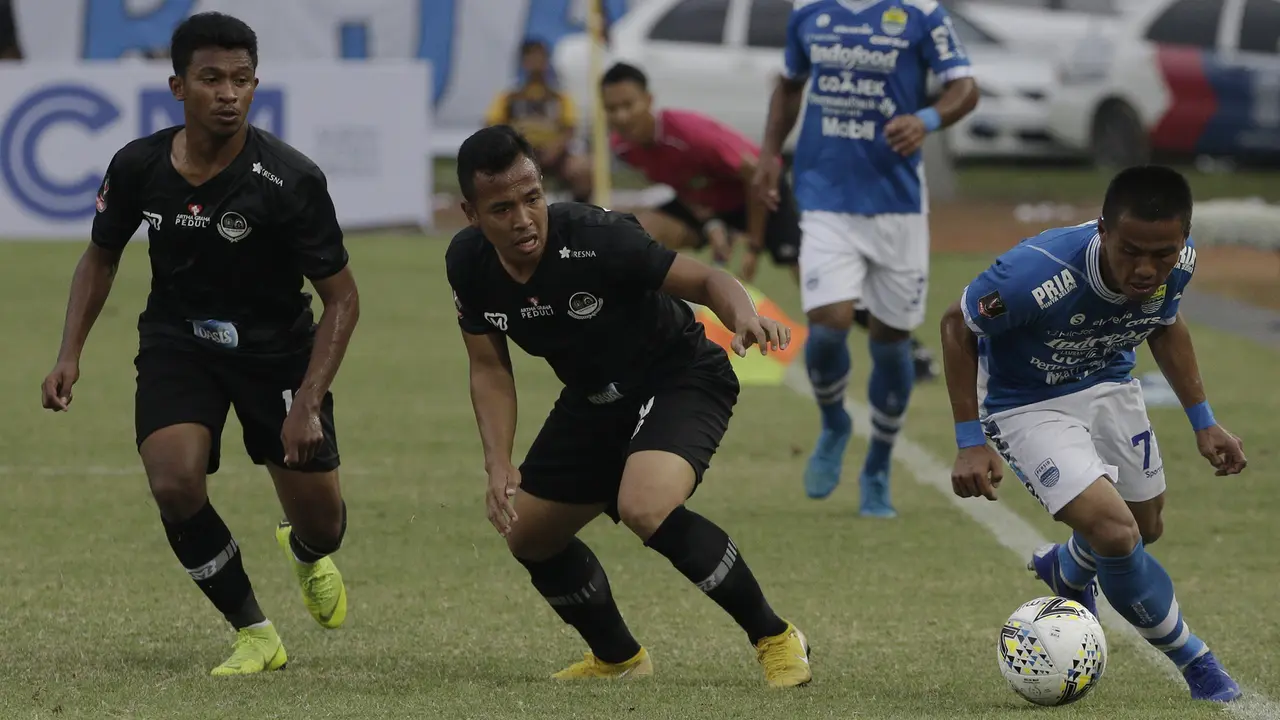 Gelandang Persib Bandung, Ghozali Siregar, berusaha melewati gelandang TIRA Persikabo, Guntur Triaji, pada laga Piala Presiden 2019. (Bola.com/Yoppy Renato)