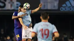 Pemain Barcelona Y. Mina berebut bola dengan pemain Celta Vigo, Maxi Gomez pada laga pekan ke-33 La Liga di Estadio de Balaidos, Selasa (17/4). Barcelona gagal meraih poin penuh usai bermain imbang 2-2 melawan Celta Vigo. (AP/Lalo R. Villar)