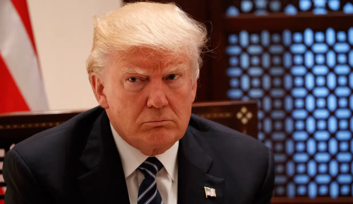 Ekspresi Donald Trump saat melakukan pertemuan Presiden Mahmoud Abbas di Tepi Barat Kota Bethlehem (23/5). Guna mewujudkan kesepakatan itu, Trump meminta kedua belah pihak untuk bersedia berpartisipasi dalam negosiasi langsung. (AP Photo / Evan Vucci)