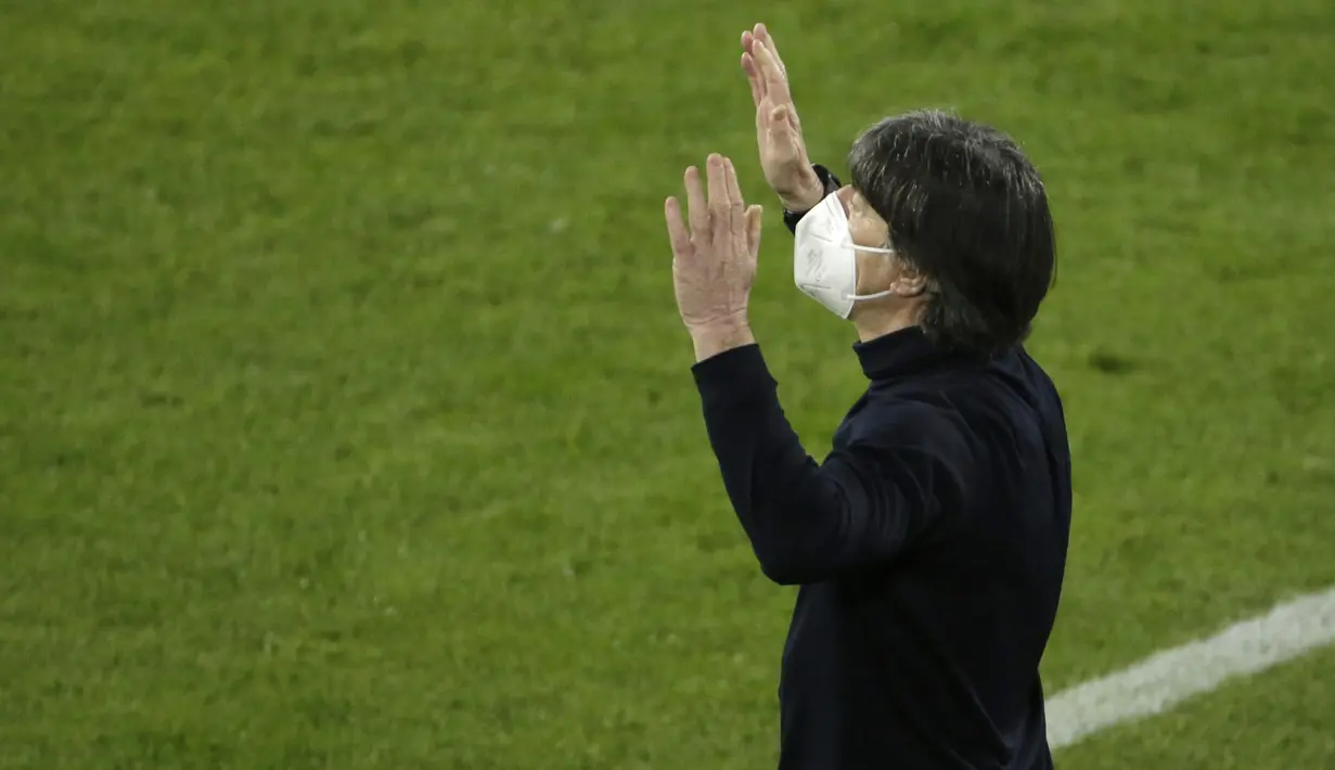Ekspresi kecewa pelatih Jerman, Joachim Loew menyaksikan timnya melawan Makedonia Utara dalam laga lanjutan Kualifikasi Piala Dunia 2022 Zona Eropa Grup J di Duisburg, Jerman, Rabu (31/3/2021). Jerman kalah 1-2 dari Makedonia Utara. (AP/Thilo Schmuelgen/Pool)