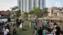 Anak-anak menyaksikan pelatihan tari saat kehadiran Perpustakaan Keliling di kawasan Kampung Melayu, Jakarta, Minggu (16/8/2020). Kegiatan sosial ini digelar oleh Komunitas Perpustakaan Jalanan Jakarta dan Rakyat Berbagi. (merdeka.com/Iqbal S. Nugroho)