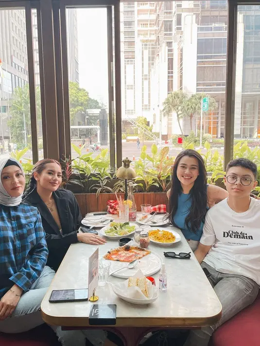 Momen manis Angelina Sondakh hangout bareng buah hatinya. (Sumber: Instagram/aaliyah.massaid)