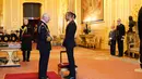 Pembalap Lewis Hamilton berbincang dengan Pangeran Charles setelah menerima gelar kebangsawanan dari Kerajaan Inggris di Kastil Windsor, Rabu (15/12/2021). Sebelumnya Lewis telah menerima gelar kebangsawanan Member of British Empire atau MBE pada 2009. (Dominic Lipinski/PA via AP)