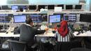 Dua pekerja memantau pergerakan saham di sebuah monitor, Jakarta, Senin (14/11). Laju IHSG melemah 2,6 persen atau sekitar 137,71 poin ke level 5.094,25 pada penutupan sesi pertama perdagangan saham Senin (14/11/2016). (Liputan6.com/Angga Yuniar)