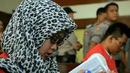 Buku doa tak pernah luput dari dekapan Assyifah Anggraini saat menjalani sidang perdana di Pengadilan Negeri Jakarta Pusat, Selasa (19/8/14). (Liputan6.com/Faisal R Syam)