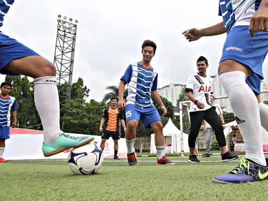 Bambang Pamungkas ikut menyaksikan seleksi tim untuk kompetisi AIA Championship Jakarta, Minggu (28/2/2016). Kompetisi digelar untuk mencari tim yang akan bergabung dengan Bambang Pamungkas mewakili Indonesia (Liputan6.com/Immanuel Antonius) 