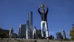 Juara tenis tunggal putra AS Terbuka 2015 asal Serbia, Novak Djokovic, berpose dengan trofi juara di Central Park, New York, AS, Senin (14/9/2015). (Reuters/Carlo Allegri)