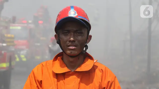 Potret Damkar Usai Melawan Api di Lapak Ban Bekas