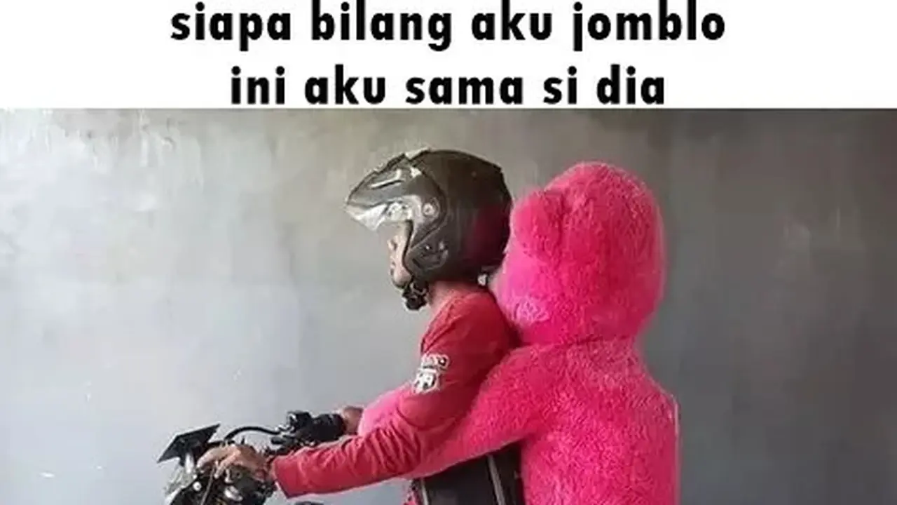 6 Potret Orang Bonceng Boneka Ini Kocak Banget, Sudah Kelamaan Jomblo
