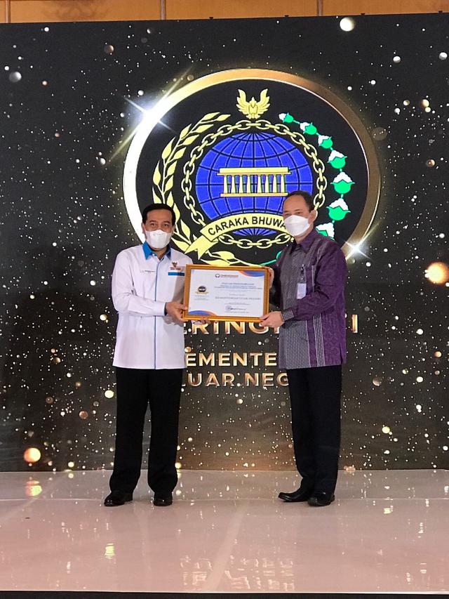 Kementerian Luar Negeri Raih Anugerah Tertinggi Kepatuhan Standar Pelayanan Publik Tahun 2021 dari Ombudsman Republik Indonesia. (Dok Kemlu)