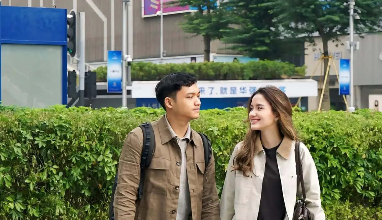 Terlihat dari pilihan busana mereka yang kompak bernuansa netral. Tak hanya sekadar serasi, namun juga hadirkan suasana romantis [@ssarah_menzel]