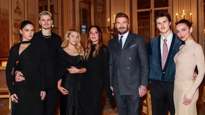 Victoria Beckham Raih Gelar Ksatria dari Prancis bersama keluarga dan kekasih kedua putranya. [@victoriabeckham]
