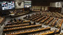 Suasana Rapat Paripurna pengesahan RUU Omnibus Law Cipta Kerja menjadi UU di Kompleks Parlemen, Senayan, Jakarta, Senin (5/10/2020). Fraksi Partai Demokrat dan PKS menolak pengesahan, sementara tujuh fraksi lainnya menyetujui RUU Omnibus Law Cipta Kerja menjadi UU. (Liputan6.com/Johan Tallo)