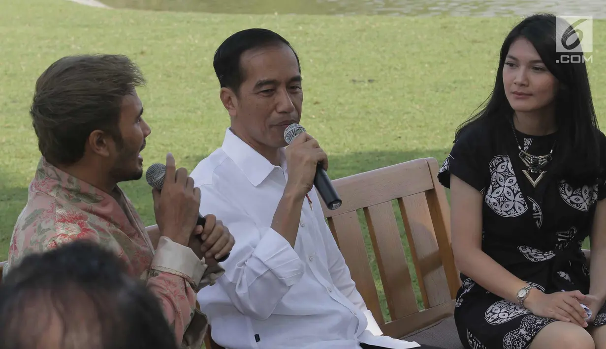 Presiden Joko Widodo memberi penjelasan saat berdialog dengan para konten kreator XYZ 2018 di Istana Bogor, Minggu (22/4). Jokowi meminta tips untuk meningkatkan subscribe serta cara membuat vlog yang menarik. (Liputan6.com/Angga Yuniar)