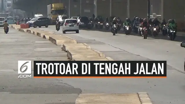 Keberadaan trotoar di sekitar Jalan Kalimalang, Jakarta Timur terlihat ganjil. Trotoar yang semestinya digunakan oleh pejalan kaki justru membentang di tengah jalan.