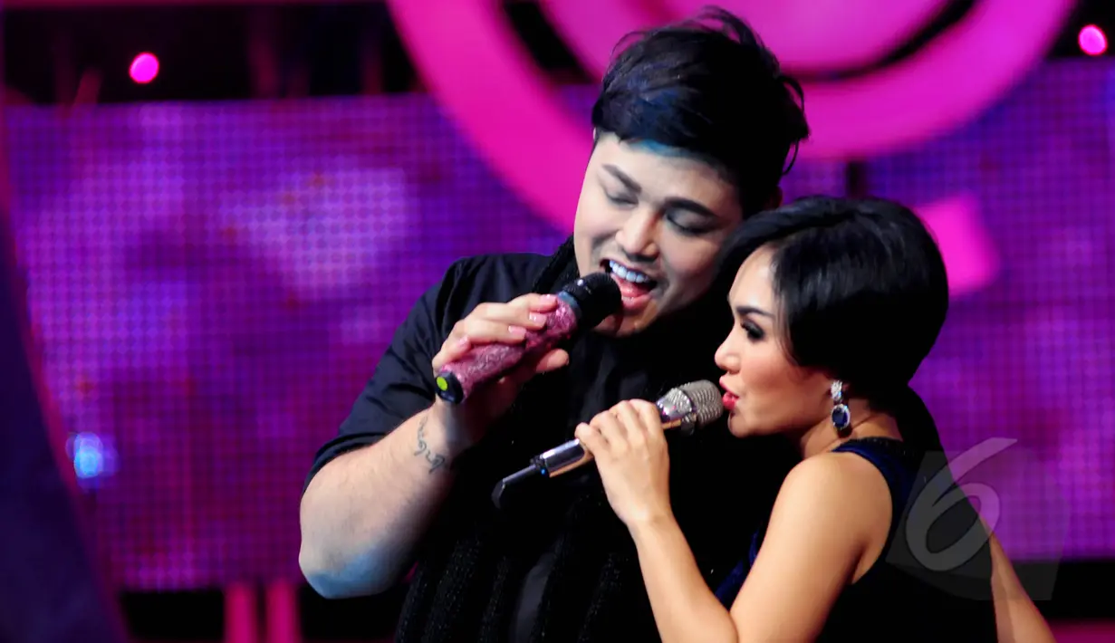 Ivan Gunawan dan Yuni Shara tampil mesra saat duet di acara D'Academi 2015, Studio 5 Daan Mogoot, Jakarta. Foto diambil pada Jumat (8/5/2015). (Liputan6.com/Faisal R Syam)