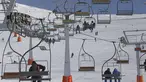 Pemain ski menggunakan kursi gantung di resor ski Tochal di luar ibu kota Teheran, Iran (1/1/2022). Di tengah polusi udara dan kesengsaraan ekonomi, penduduk Teheran menemukan kenyamanan di resor ski di utara Teheran di pegunungan Alborz. (AP Photo/Vahid Salemi)