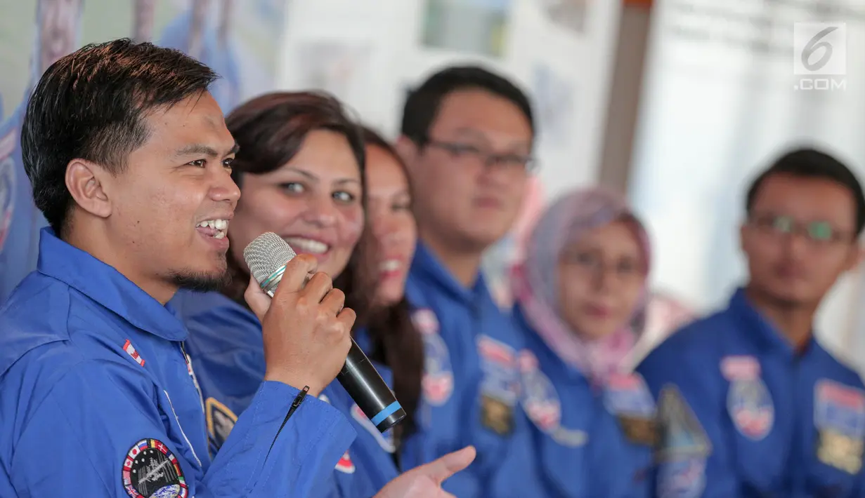 Perwakilan guru-guru peserta HESA 2017 memberi keterangan dalam temu wicara di Jakarta, Rabu (4/10). Ketujuh guru ini tak cuma berdomisili dari Jakarta, ada yang berasal dari Bogor, Bandar Lampung, Surabaya hingga Salatiga. (Liputan6.com/Faizal Fanani)