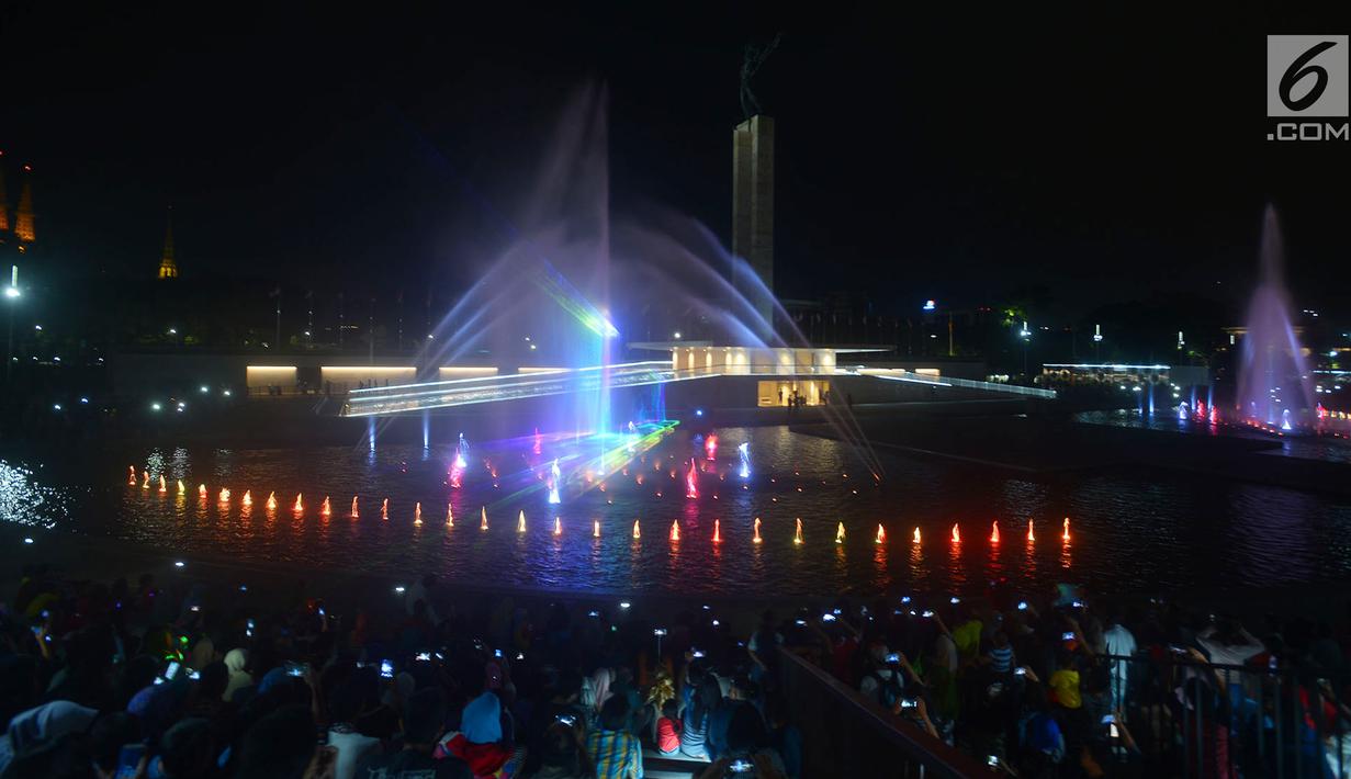 Foto Menikmati Keindahan Air Mancur Menari Lapangan Banteng