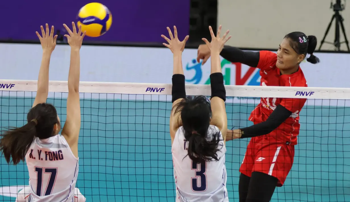 Pemain Timnas Voli putri Indonesia, Junaida Santi (tengah) melepaskan spike yang berusaha diblok dua pemain Hong Kong, Fung Tsz Yan (kanan) dan Fong Ka Yi pada laga Grup B AVC Challenge Cup 2024 di Rizal Memorial Coliseum, Manila, Filipina, Kamis (23/5/2024) pagi. Indonesia kalah 0-3 (22-25, 24-26, 19-25). (Asian Volleyball Confederation)