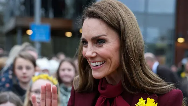 Kembali Pakai Gaun Lawas, Kate Middleton Tampil Anggun dalam Mantel Burgundy Jelang Perayaan St. David's Day