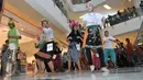 None Jakarta 2014, Vina Muliana (kanan) ikut meramaikan Indonesia Menari 2015 di Mal Grand Indonesia, Jakarta (22/11/2015). Sebanyak 1500 peserta ikut dalam tarian massal dengan koreografi tradisional dan modern. (Liputan6.com/Gempur M Surya)