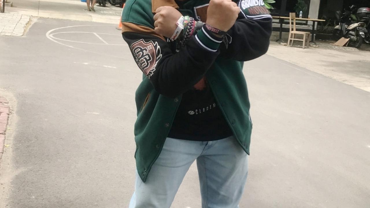 Dustin Mampu Membelikan Orangtuanya Mobil