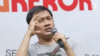 Sutradara, Hanung Bramantyo memberikan keterangan saat jumpa pers poster film Benyamin Biang kerok di kawasan Duren Tiga, Jakarta, Sabtu (4/11). Film ini akan digarap kembali secara milenia. (Liputan6.com/Herman Zakharia)