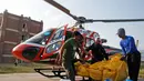 Jasad pendaki India yang tewas di  Everest diturunkan dari helikopter setibanya di ibu kota Nepal, Minggu (28/5). Jasad Ravi Kumar diterbangkan ke Kathmandu bersama dengan jasad dua orang lainnya yang meninggal tahun lalu. (AP Photo/Niranjan Shrestha)