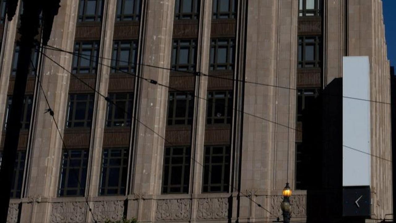 Kini logo itu telah berdiri di atap gedung tersebut dan menjadi lambang baru dari media sosial yang sekarang dimiliki oleh Elon Musk.