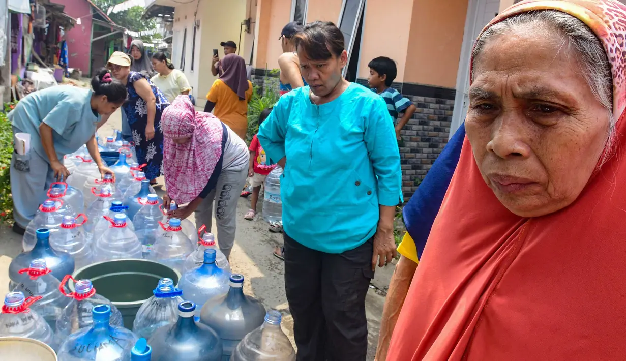 Warga terdampak kekeringan mendapatkan bantuan air bersih yang disalurkan PMI di Rawa Geni, Cipayung, Kota Depok, Rabu, 2 September 2026. (KLY/ Arie Basuki).