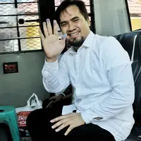 Dengan mengenakan baju putih dan celana hitam, Saipul menjalani pemeriksaan di Kejaksaan Negeri Jakarta Utara. (Adrian Putra/Bintang.com)