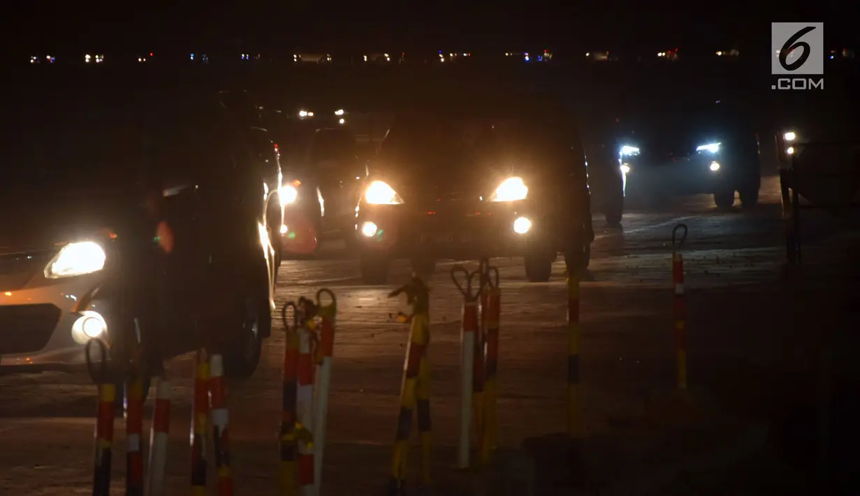 Sejumlah kendaraan pemudik melintasi tol fungsional Jembatan Kalikuto, Batang, Rabu (20/6). Sebagian arus lalu lintas di tempat ini dialihkan ke pantura untuk memecah kemacetan meskipun arus balik terjadi puncaknya kemarin. (Liputan6.com/Gholib)