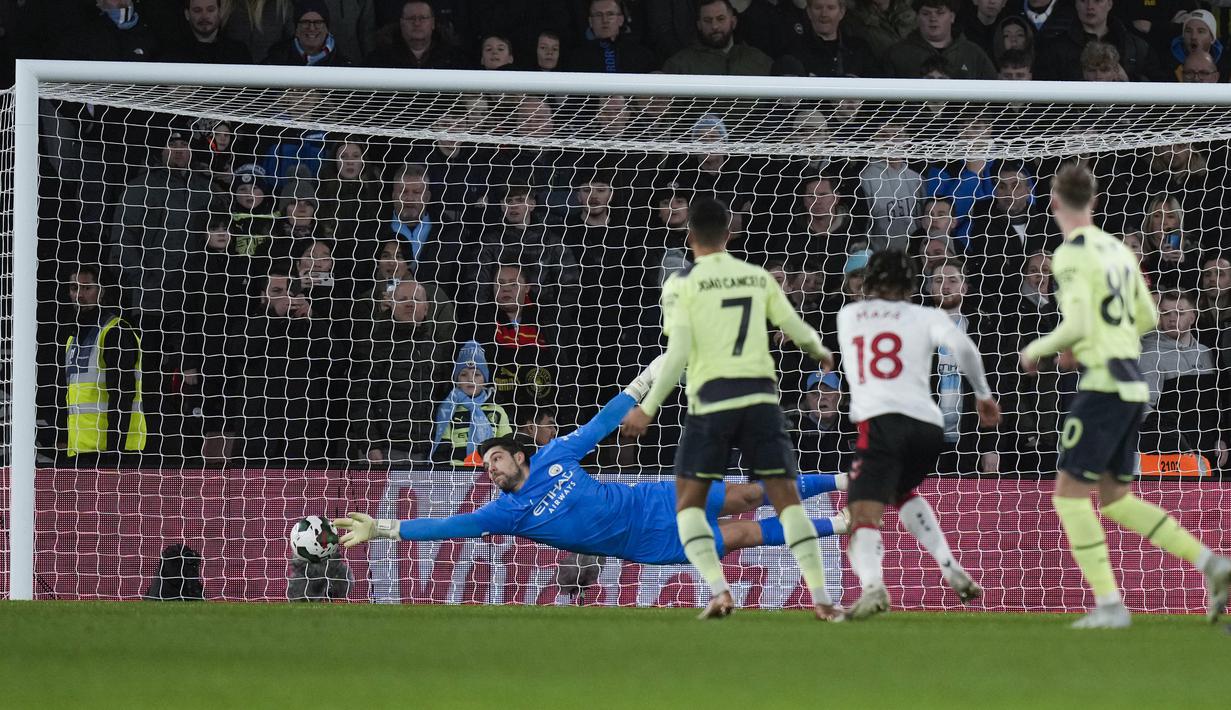 Southampton langsung mendapat peluang matang pada menit ke-7. Tembakan Duje-Caleta Car masih mampu ditepis kiper Manchester City, Stefan Ortega. (AP Photo/ Alastair Grant)