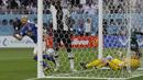 Jepang yang tertekan sejak awal pertandingan sempat membuat gol yang akhirnya dianulir pada menit ke-8. Sang pencetak gol, Daizen Maeda terlebih dahulu dianggap offside sebelum gol terjadi. (AP/Eugene Hoshiko)
