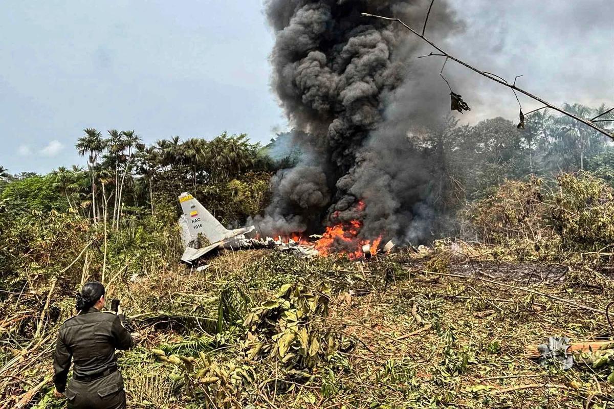 FOTO: Pesawat Hercules Jatuh Sesaat Lepas Landas Puluhan Orang Tewas