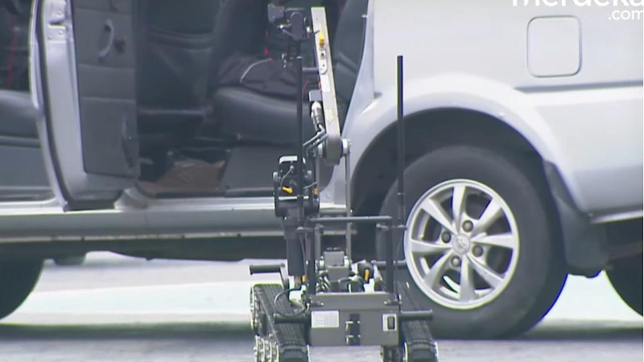 VIDEO: Kejutan! Aksi Robot Polisi Beraksi Lindungi Jokowi Hingga Prabowo Dari Ancaman Ledakan Bom