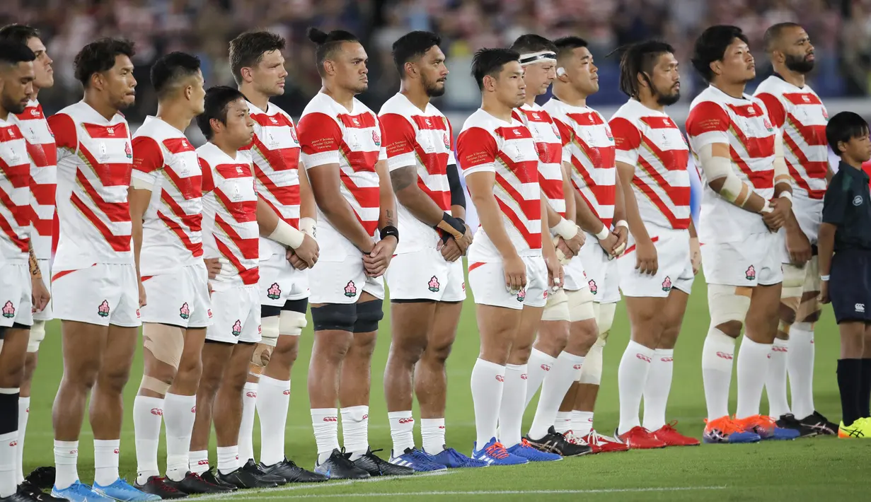 Pemain rugby Jepang berdoa untuk korban Topan Hagibis sebelum melawan Skotlandia di Piala Dunia Rugbi 2019 Jepang di Stadion Internasional Yokohama (13/10/2019). Di perempat final, Jepang akan berhadapan dengan tim peringkat kedua Pool B, Afrika Selatan. (AP Photo/Christophe Ena)