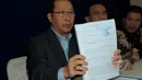 Kuasa hukum  Suryadharma Ali memperlihatkan berkas pengajuan pra peradilan status tersangka SDA saat menggelar konferensi pers, Jakarta, Senin (23/2/2015). (Liputan6.com/Faisal R Syam)