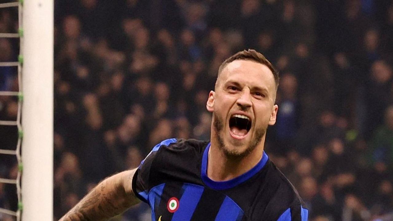 Hingga pada menit ke-79, Inter akhirnya mencetak gol melalui aksi Arnautovic setelah bola liar mengalir ke jalur lariannya. Foto: REUTERS / Claudia Greco<br>