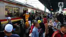 Calon penumpang menaiki kereta commuter line di Stasiun Manggarai, Jakarta, Kamis (13/2/2020). Rekayasa perjalanan KRL dijadwalkan berlangsung 11 hari, kurun waktu 13-23 Februari 2020. (merdeka.com/Magang/Muhammad Fayyadh)