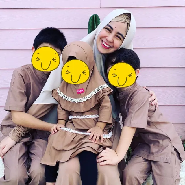 Tak Ingin Bahas Suami, Ini 6 Potret Risty Tagor Asuh Ketiga Anaknya