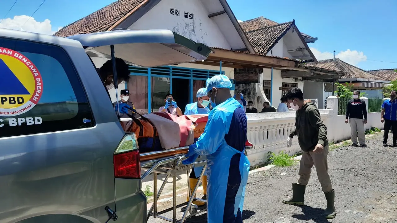 Petugas medis mengevakuasi jasad korban untuk dibawah ke RSUD Blambangan Banyuwangi (Istimewa)