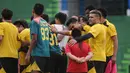 Cristian Gonzales dan anaknya Fernando Gonzales bersama pemain Arema Cronus di Stadion Gajayana, Malang, Jumat (30/10/2015). (Bola.com/Kevin Setiawan)