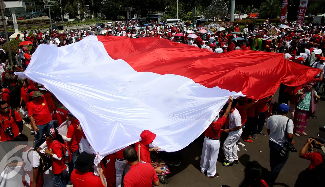 Bendera merah putih yang terbentang saat Parade Bhineka Tunggal Ika di kawasan Patung Kuda, Jalan MH Thamrin, Jakarta Pusat, Sabtu (19/11). (Liputan6.com/Gempur M. Surya)