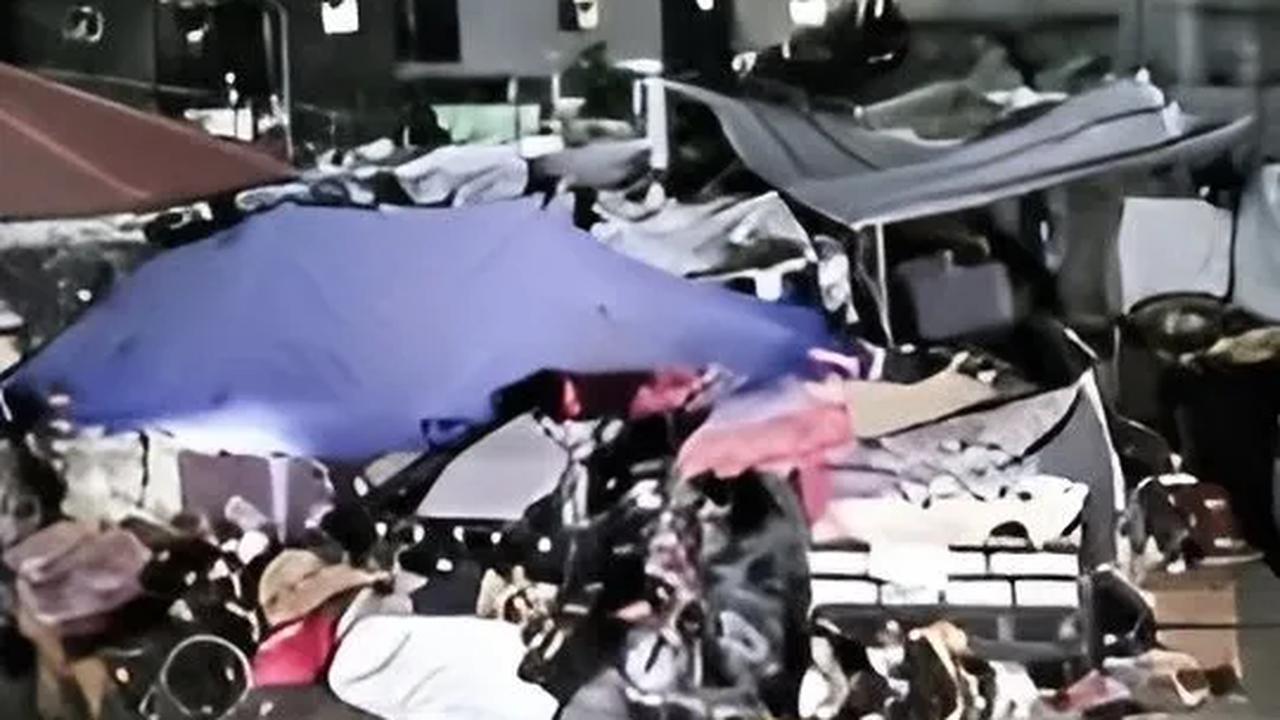 "Saya membuat tenda dari selimut untuk melindungi anak-anak saya dari hujan. Saya sudah berada di kamp ini selama satu bulan. Rasanya sangat sulit dan tidak tertahankan,"&nbsp;<br>