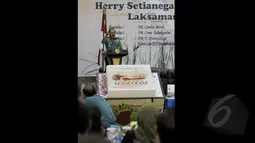 Komandan Seskoal Laksamana Muda TNI, Herry Setianegara meberikan penjelasan saat peluncuran buku berjudul "Strategi Maritim pada Perang Laut Nusantara dan Poros Maritim Dunia", Jakarta, Kamis (5/2/2015). (Liputan6.com/Andrian M Tunay)