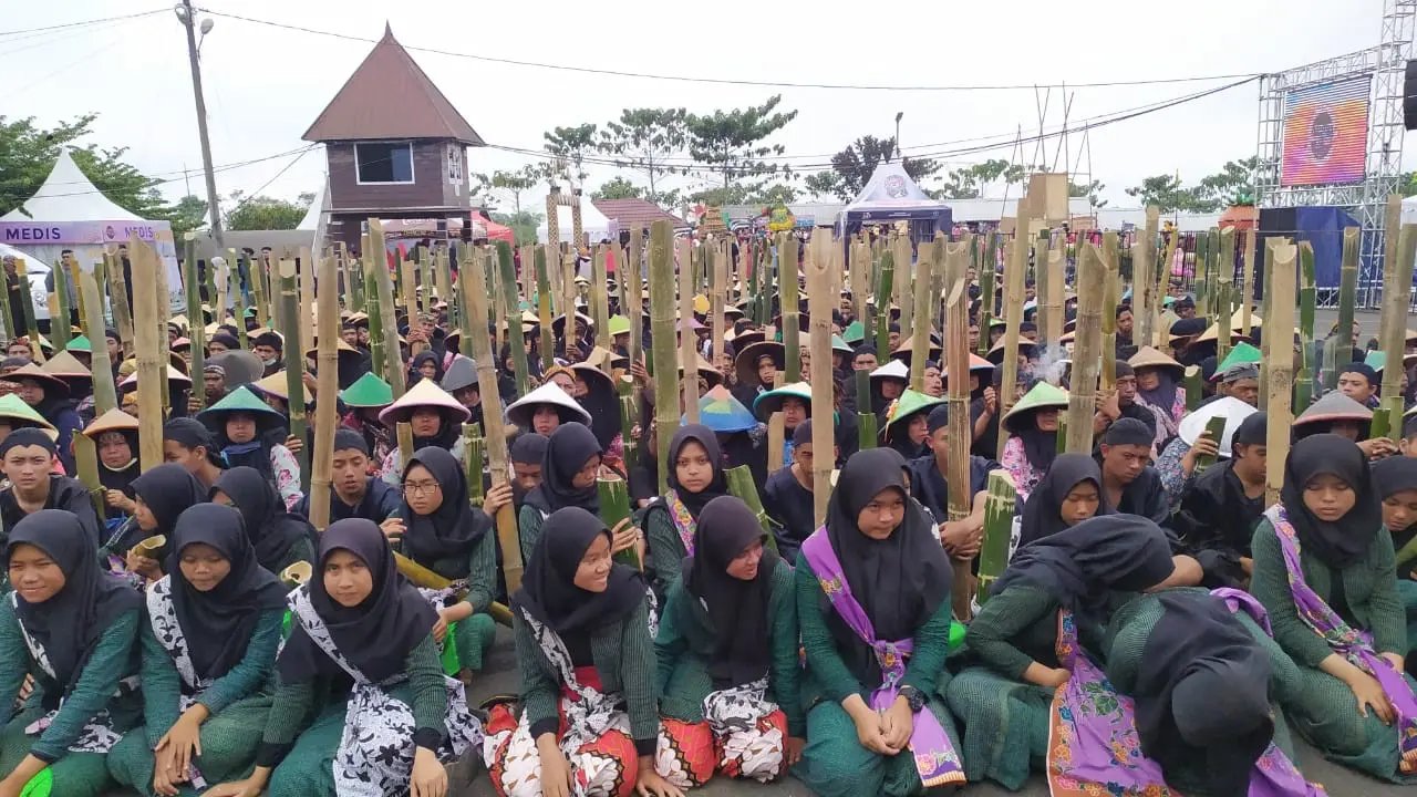 Pengambilan air dari mata air atau Tuk Sikopyah dalam Festival Gunung Slamet 2019. (Foto: Liputan6.com/Humas PBG/Muhamad Ridlo)