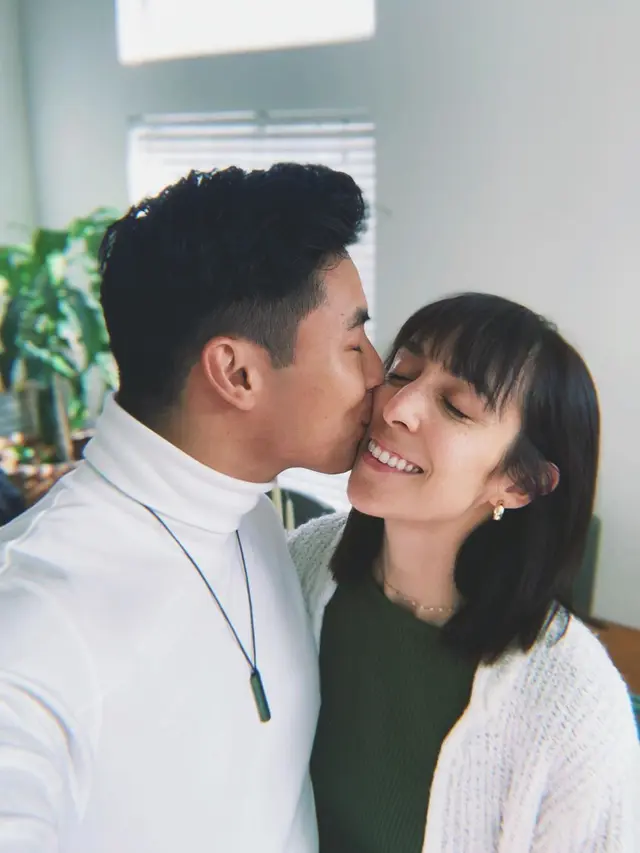 Umumkan Kehamilan Anak Pertama, Ini 6 Momen Manis Yoshi Sudarso dan Istri
